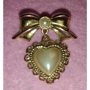 1928 Vintage Gold Tone Bow & Heart Dangle Brooch – Faux Pearl & Mother-of-Pear;